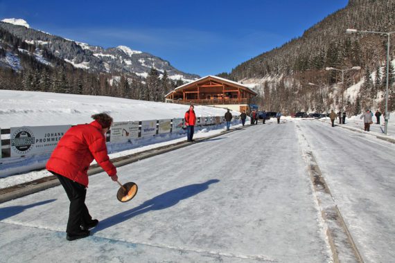 Eisstockschießen - Winterurlaub im Großarltal